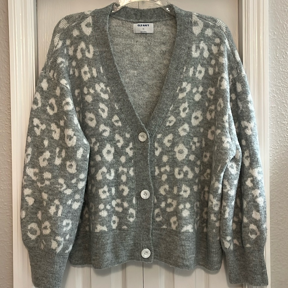 Old Navy Button Down Leopard Print Women’s Cardigan Sweater- Gray/Cream Size XXL